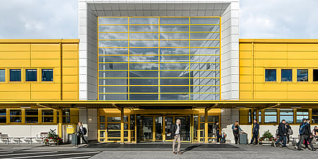 Exteriör bild av ingången till Malmö Airport