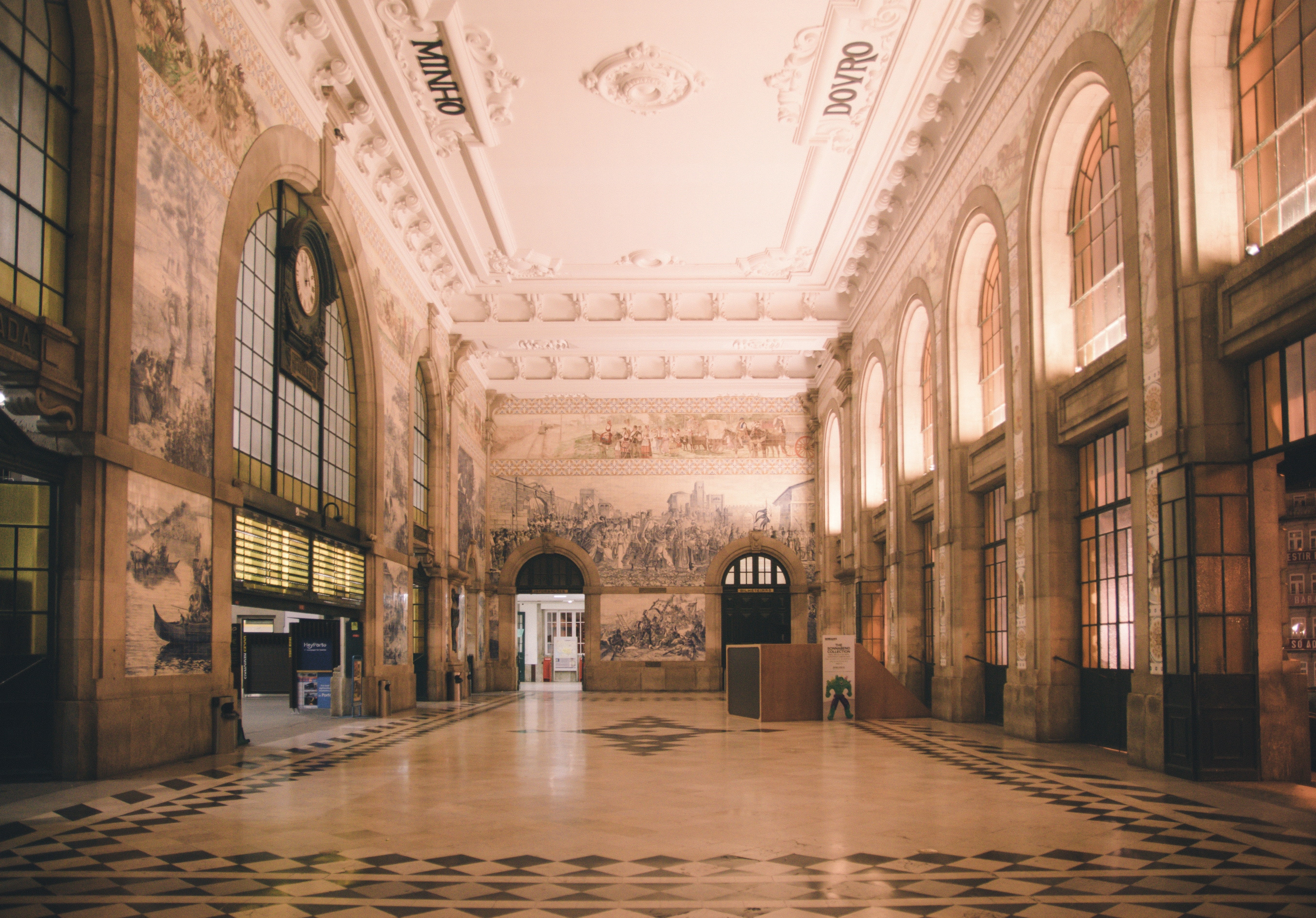 São bento station, praça de almeida garrett - Porto, Portugal